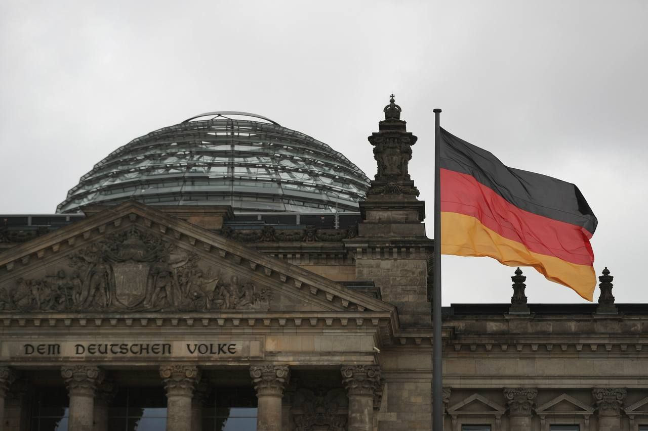 Deutsche Abgeordnete Joana Cotard kritisiert Bitcoin-Verkäufe der Regierung und fordert umfassende Strategie